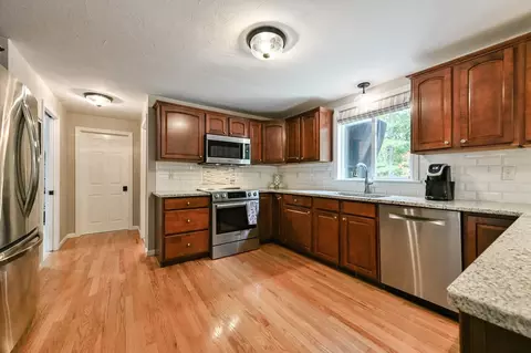 Kitchen - 20 River Edge Rd, Mansfield, MA 02048 photo 2 of 4