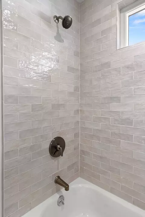 Bath - 16 Reynard St #2, Gloucester, MA 01930 photo 2 of 6