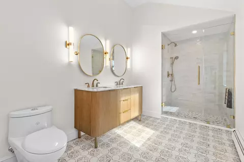 Bath - 16 Reynard St #2, Gloucester, MA 01930 photo 3 of 6