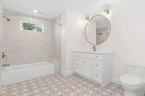 Bath - 16 Reynard St #2, Gloucester, MA 01930 photo 1 of 6