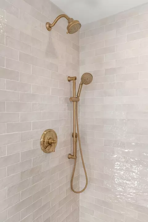 Bath - 16 Reynard St #2, Gloucester, MA 01930 photo 5 of 6