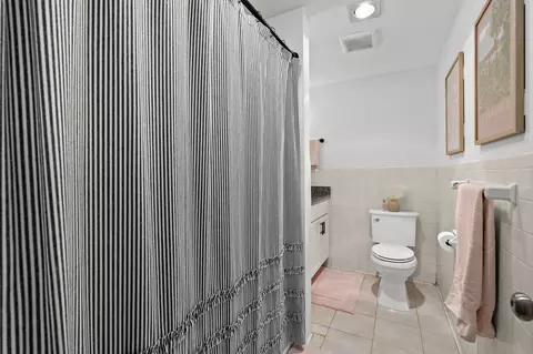 Bath - 241 Main St #C8, Reading, MA 01867 photo 2 of 3
