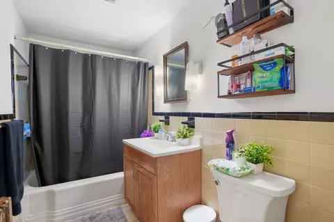 Bath - 8 Chilmark # -3, Worcester, MA 01604 photo 1 of 3