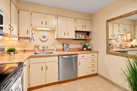 Kitchen - 1 Summit Dr #57, Reading, MA 01867 photo 2 of 3