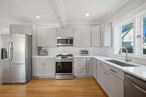 22 Houston Pl, Lynn, MA 01905