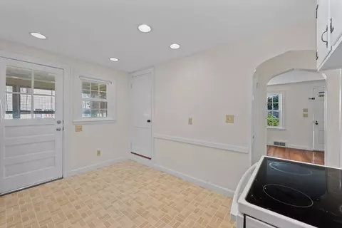 Entry Way - 5 Winston Rd, Worcester, MA 01606 photo 2 of 4
