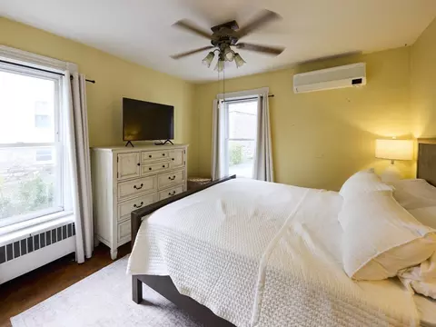 Bedroom - 285 Hamilton St, Worcester, MA 01604 photo 2 of 4