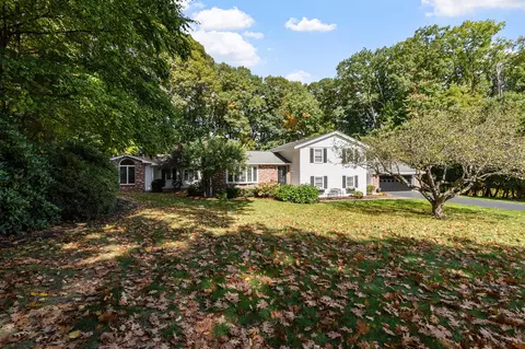 21 Norfolk Dr, Leominster, MA 01453