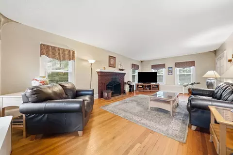 Living - 162 Flagg St, Worcester, MA 01609 photo 2 of 2