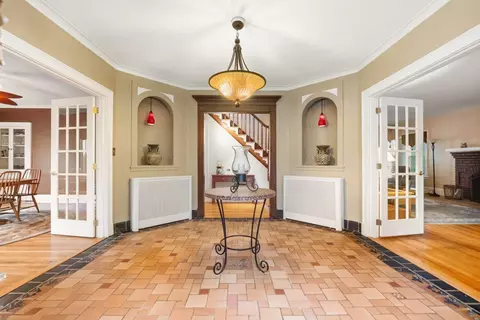 Entry Way - 162 Flagg St, Worcester, MA 01609 photo 1 of 4