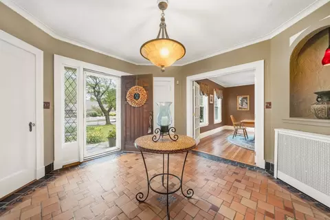 Entry Way - 162 Flagg St, Worcester, MA 01609 photo 2 of 4