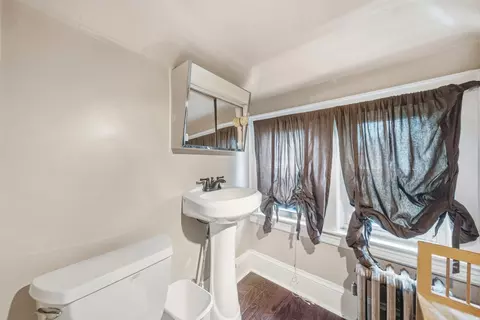 Bath - 162 Flagg St, Worcester, MA 01609 photo 3 of 3