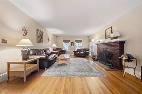 Living - 162 Flagg St, Worcester, MA 01609 photo 1 of 2
