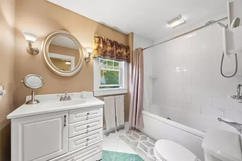 Bath - 162 Flagg St, Worcester, MA 01609 photo 1 of 3