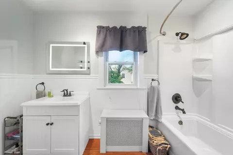 Bath - 162 Flagg St, Worcester, MA 01609 photo 2 of 3
