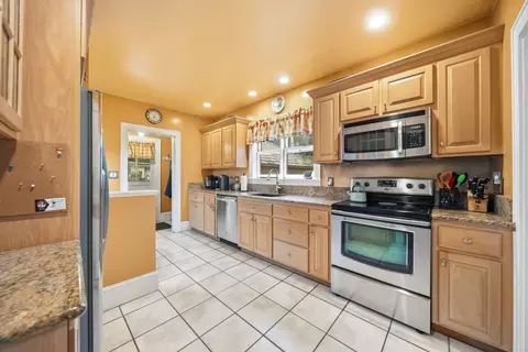 Kitchen - 162 Flagg St, Worcester, MA 01609 photo 1 of 3