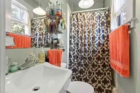 Bath - 33 Yale Ave, Wakefield, MA 01880 photo 2 of 3