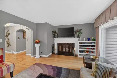 Living - 25 Ridgeway Cir, Springfield, MA 01118 photo 1 of 5