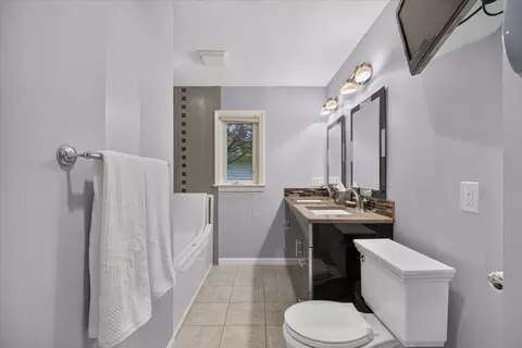 Bath - 25 Ridgeway Cir, Springfield, MA 01118 photo 1 of 3