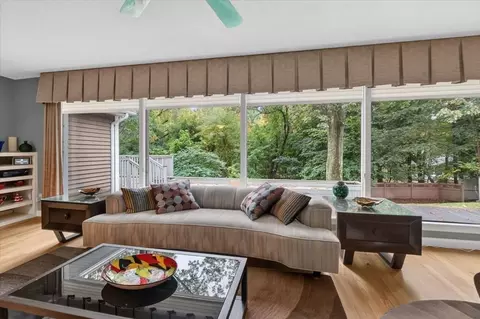 Living - 25 Ridgeway Cir, Springfield, MA 01118 photo 4 of 5