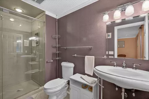 Bath - 25 Ridgeway Cir, Springfield, MA 01118 photo 2 of 3