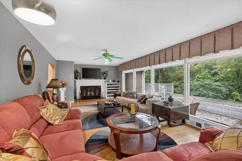 Living - 25 Ridgeway Cir, Springfield, MA 01118 photo 2 of 5