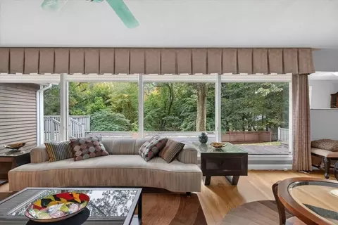 Living - 25 Ridgeway Cir, Springfield, MA 01118 photo 3 of 5