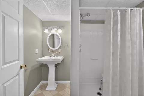 Bath - 25 Ridgeway Cir, Springfield, MA 01118 photo 3 of 3
