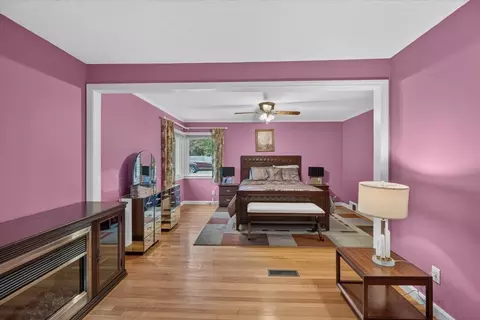 Bedroom - 25 Ridgeway Cir, Springfield, MA 01118 photo 2 of 2