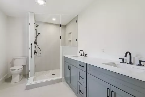Bath - 964 Washington St #2, Gloucester, MA 01930 photo 1 of 3
