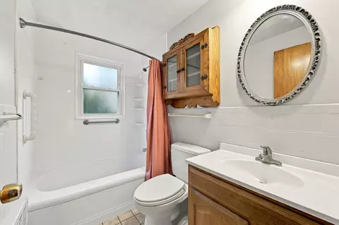 Bath - 110 Bridge Rd, Northampton, MA 01062 photo 4 of 4