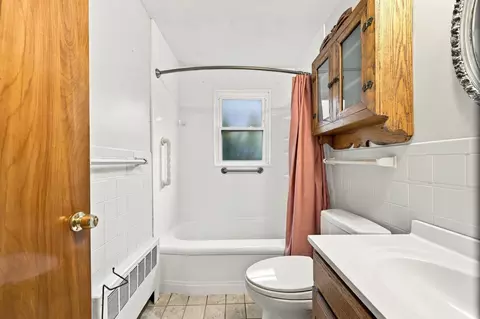 Bath - 110 Bridge Rd, Northampton, MA 01062 photo 1 of 4
