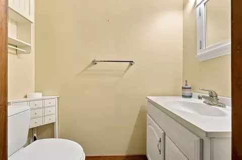 Bath - 110 Bridge Rd, Northampton, MA 01062 photo 3 of 4