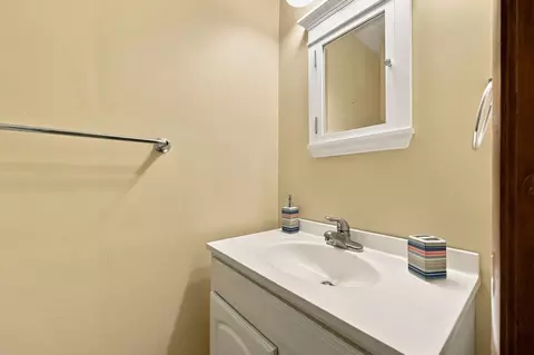Bath - 110 Bridge Rd, Northampton, MA 01062 photo 2 of 4