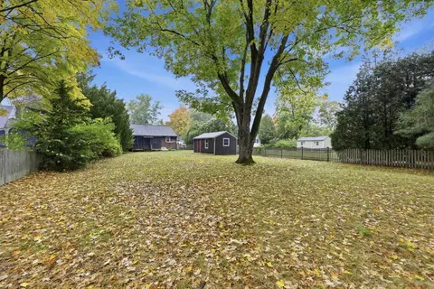 Exterior - 110 Bridge Rd, Northampton, MA 01062 photo 7 of 11