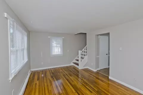 Living - 5 Ellen St # -7, Springfield, MA 01104 photo 1 of 5