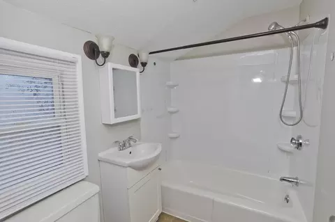 Bath - 5 Ellen St # -7, Springfield, MA 01104 photo 2 of 2