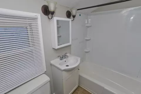 Bath - 5 Ellen St # -7, Springfield, MA 01104 photo 1 of 2
