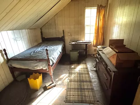 Bedroom - 174 Main St, Haydenville, MA 01039 photo 3 of 4