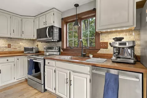 Kitchen - 252 Leavitt St, Hingham, MA 02043 photo 2 of 3