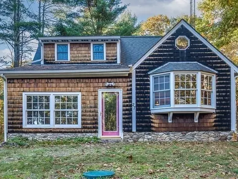 27 Grimes Rd, Hubbardston, MA 01452