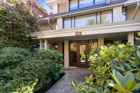 210 Allandale Rd #1C, Chestnut Hill, MA 02467