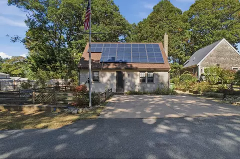 12 Avalon Dr, Falmouth, MA 02536