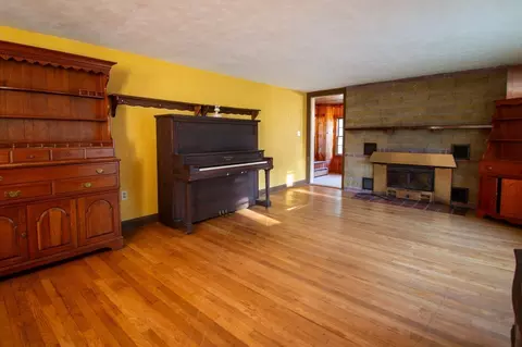 Living - 92 Worcester Rd, Webster, MA 01570 photo 2 of 3