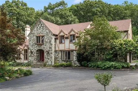 2 Lancers Ln, Lincoln, RI 02865