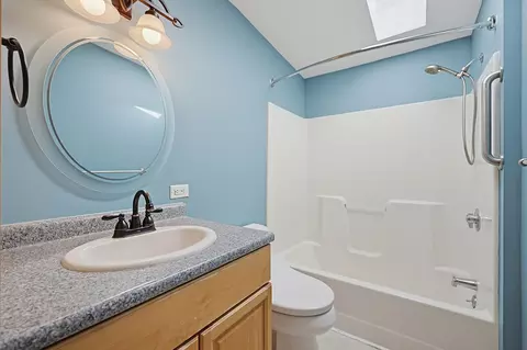 Bath - 16 Robert Rd, Plainville, MA 02762 photo 4 of 5