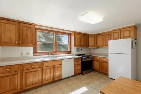 Kitchen - 114 Conant St, Beverly, MA 01915 photo 2 of 3