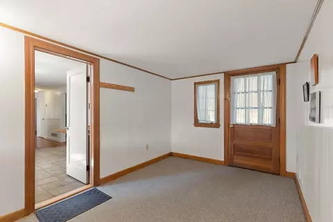 Entry Way - 114 Conant St, Beverly, MA 01915 photo 2 of 4