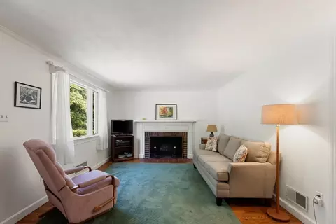 Living - 114 Conant St, Beverly, MA 01915 photo 2 of 5