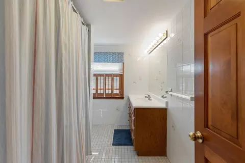 Bath - 114 Conant St, Beverly, MA 01915 photo 2 of 3